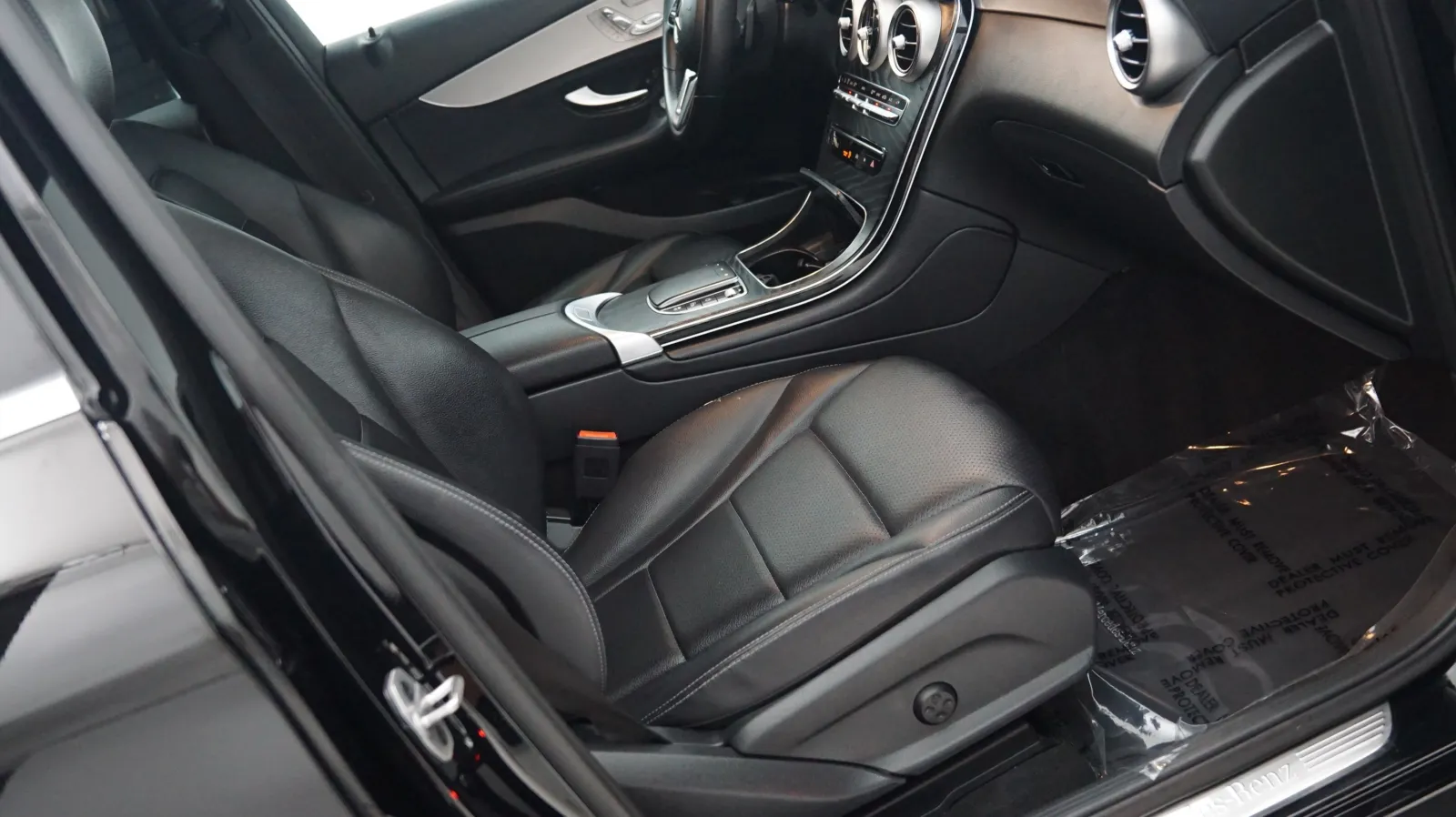 More photos of 2022 Mercedes-Benz GLC 300 at Auto City, CA