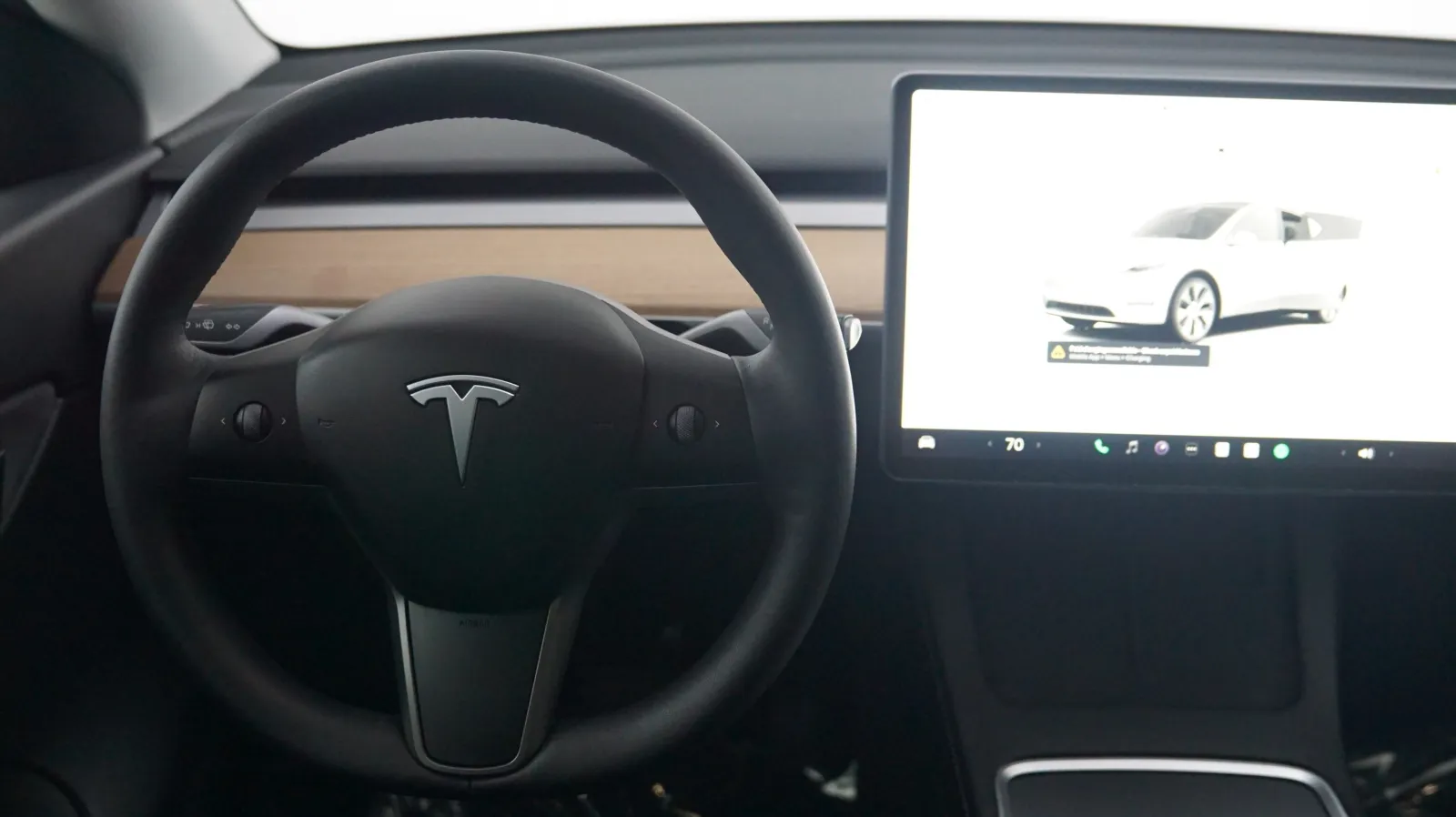 More photos of 2022 Tesla Model Y Long Range at Auto City, CA