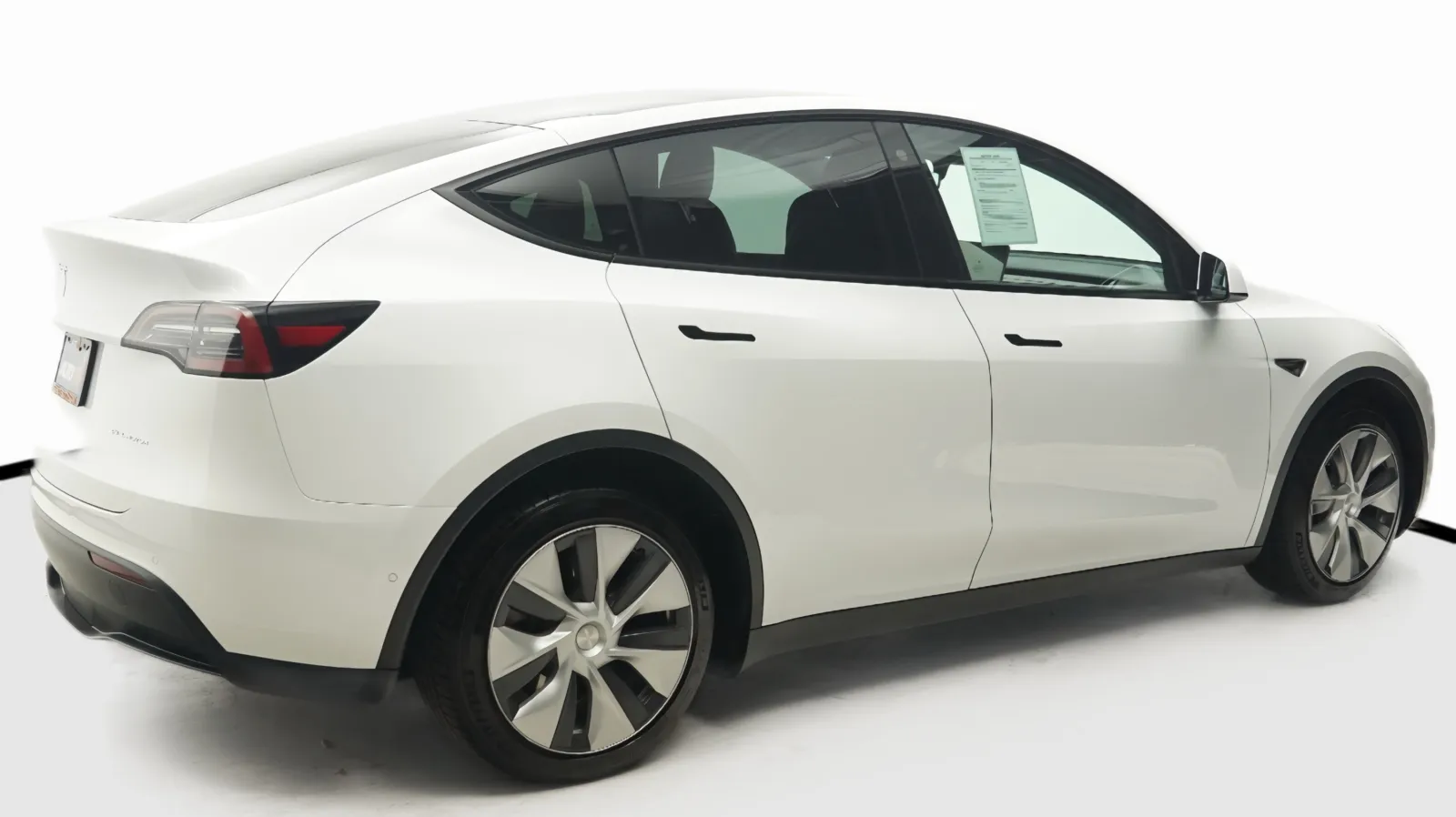 More photos of 2022 Tesla Model Y Long Range at Auto City, CA
