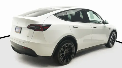 More photos of 2021 Tesla Model Y Long Range at Auto City, CA