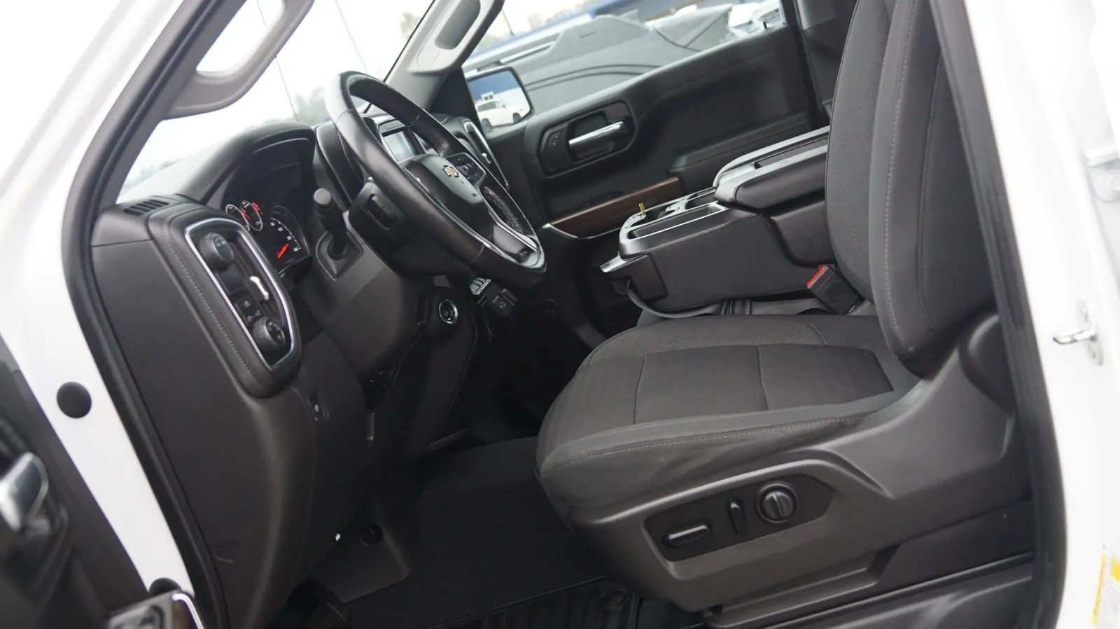 More photos of 2020 Chevrolet Silverado 1500 LT at Auto City, CA