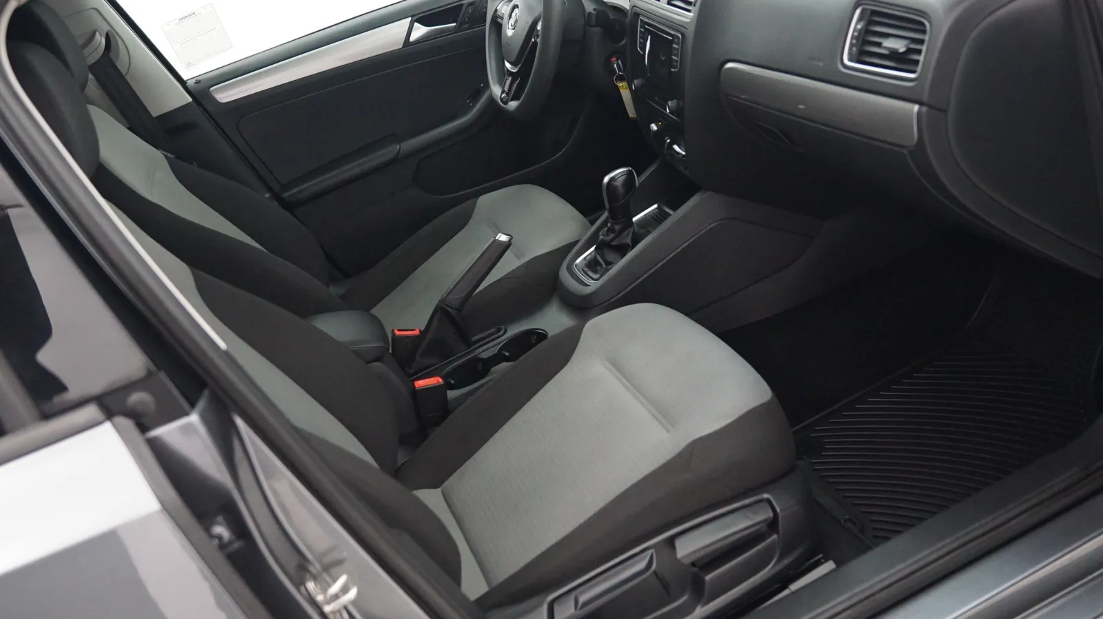 More photos of 2018 Volkswagen Jetta 1.4T S at Auto City, CA