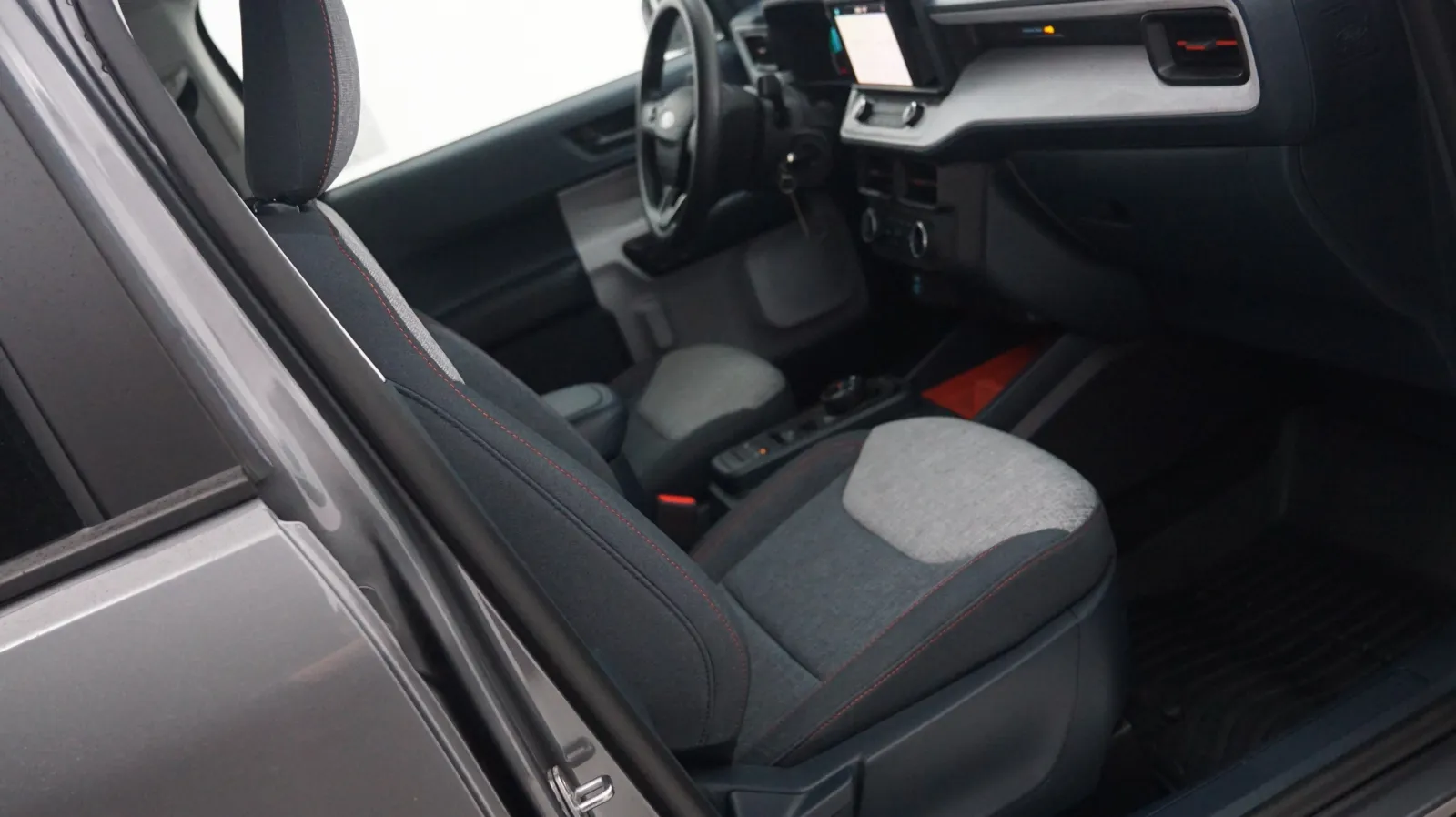 More photos of 2024 Ford Maverick XLT at Auto City, CA