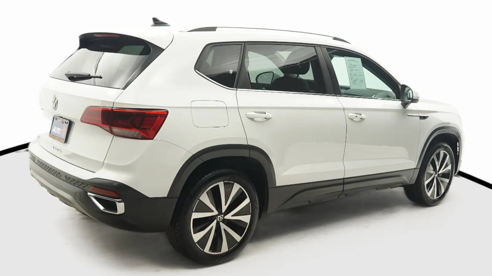 More photos of 2024 Volkswagen Taos SE at Auto City, CA