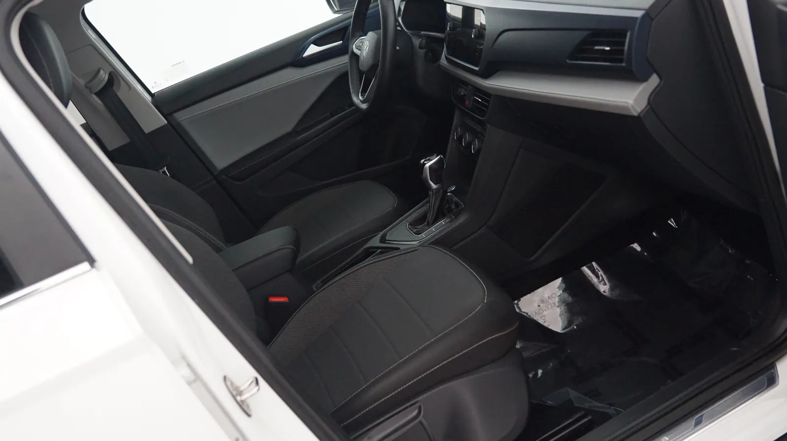 More photos of 2024 Volkswagen Taos SE at Auto City, CA