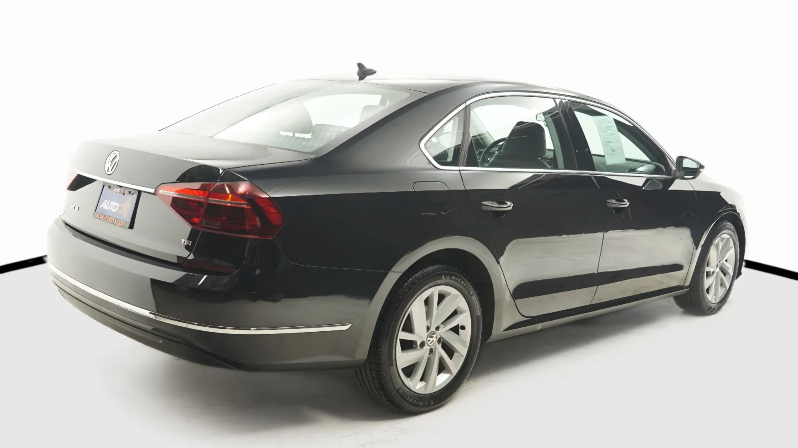 More photos of 2018 Volkswagen Passat 2.0T SE at Auto City, CA