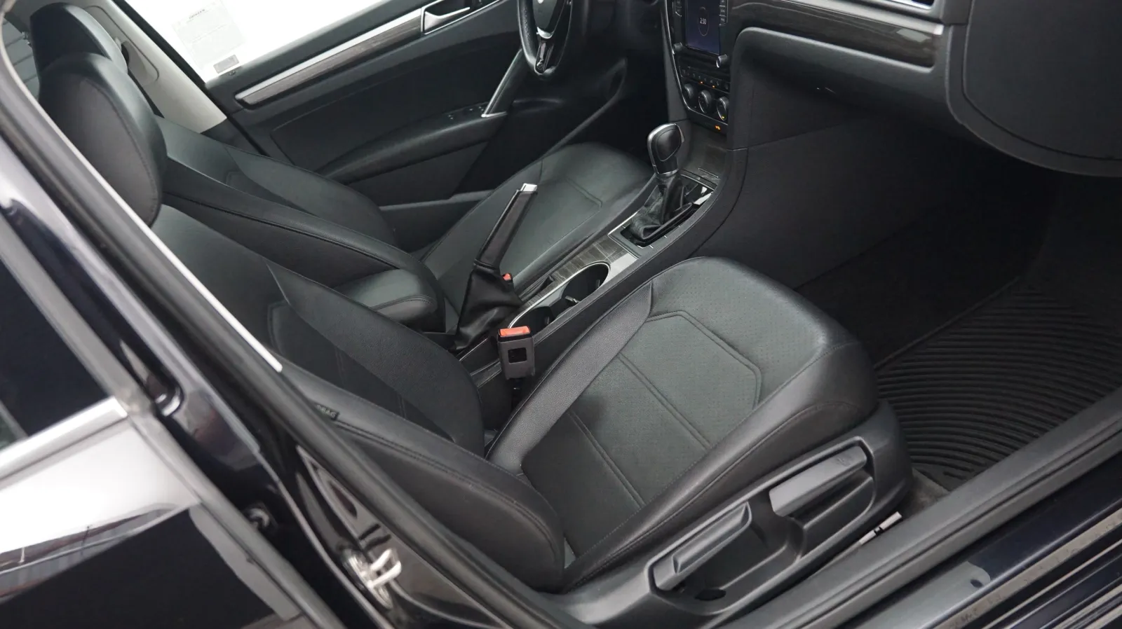 More photos of 2018 Volkswagen Passat 2.0T SE at Auto City, CA