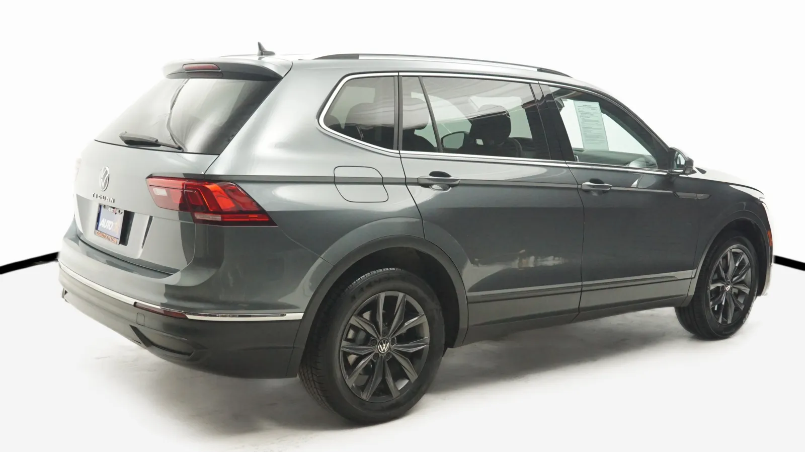 More photos of 2024 Volkswagen Tiguan SE at Auto City, CA