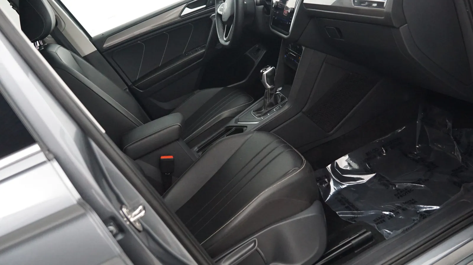 More photos of 2024 Volkswagen Tiguan SE at Auto City, CA