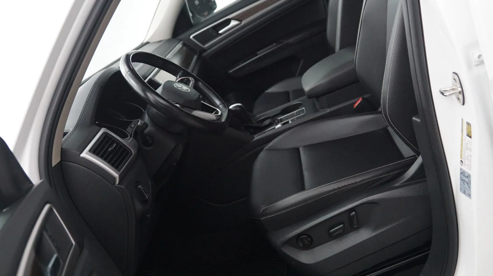 More photos of 2021 Volkswagen Atlas 3.6L V6 SE w/Technology at Auto City, CA