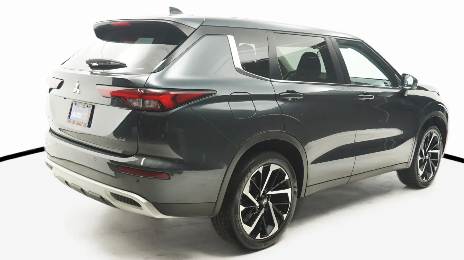 More photos of 2024 Mitsubishi Outlander SE at Auto City, CA