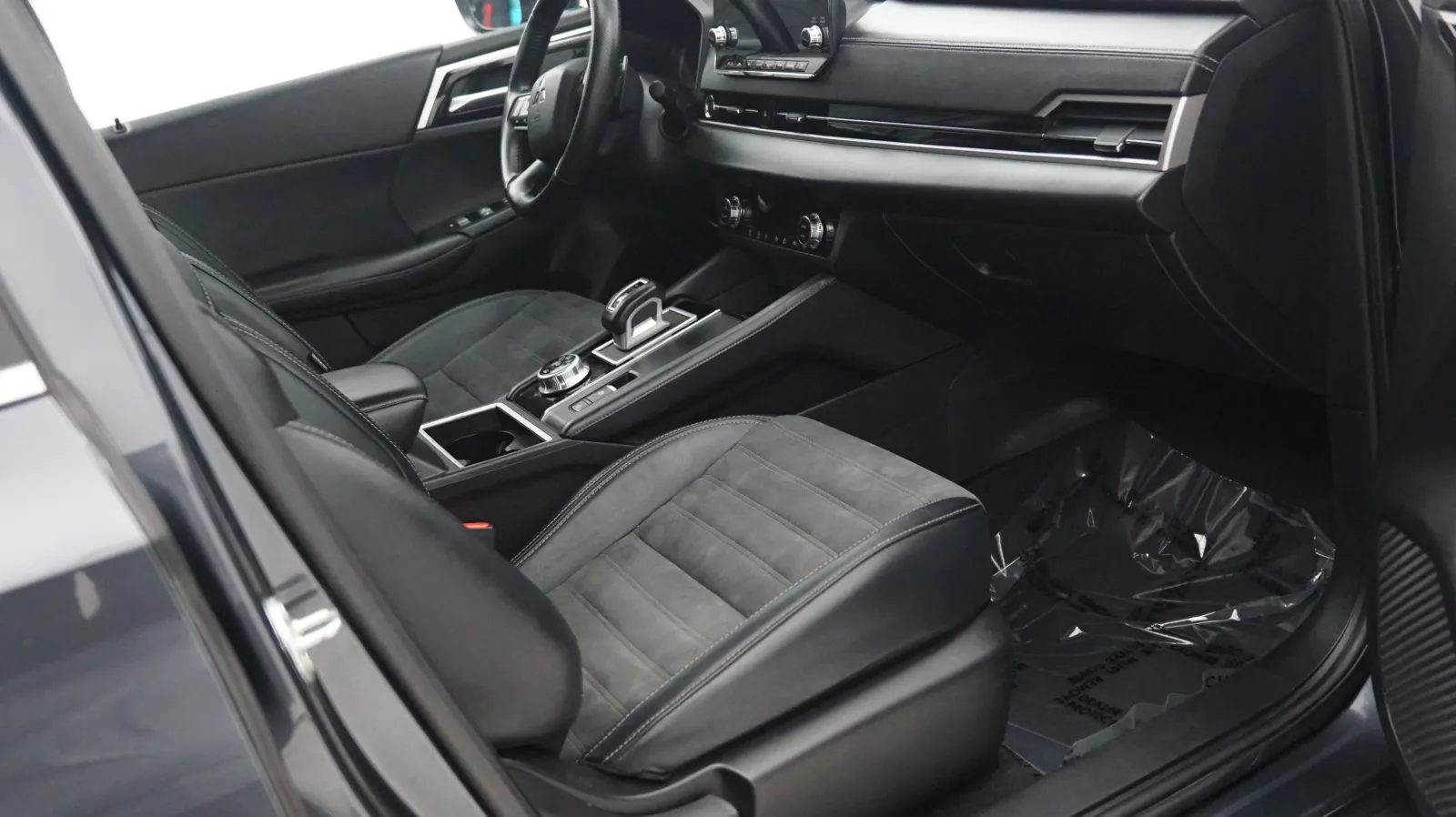 More photos of 2024 Mitsubishi Outlander SE at Auto City, CA