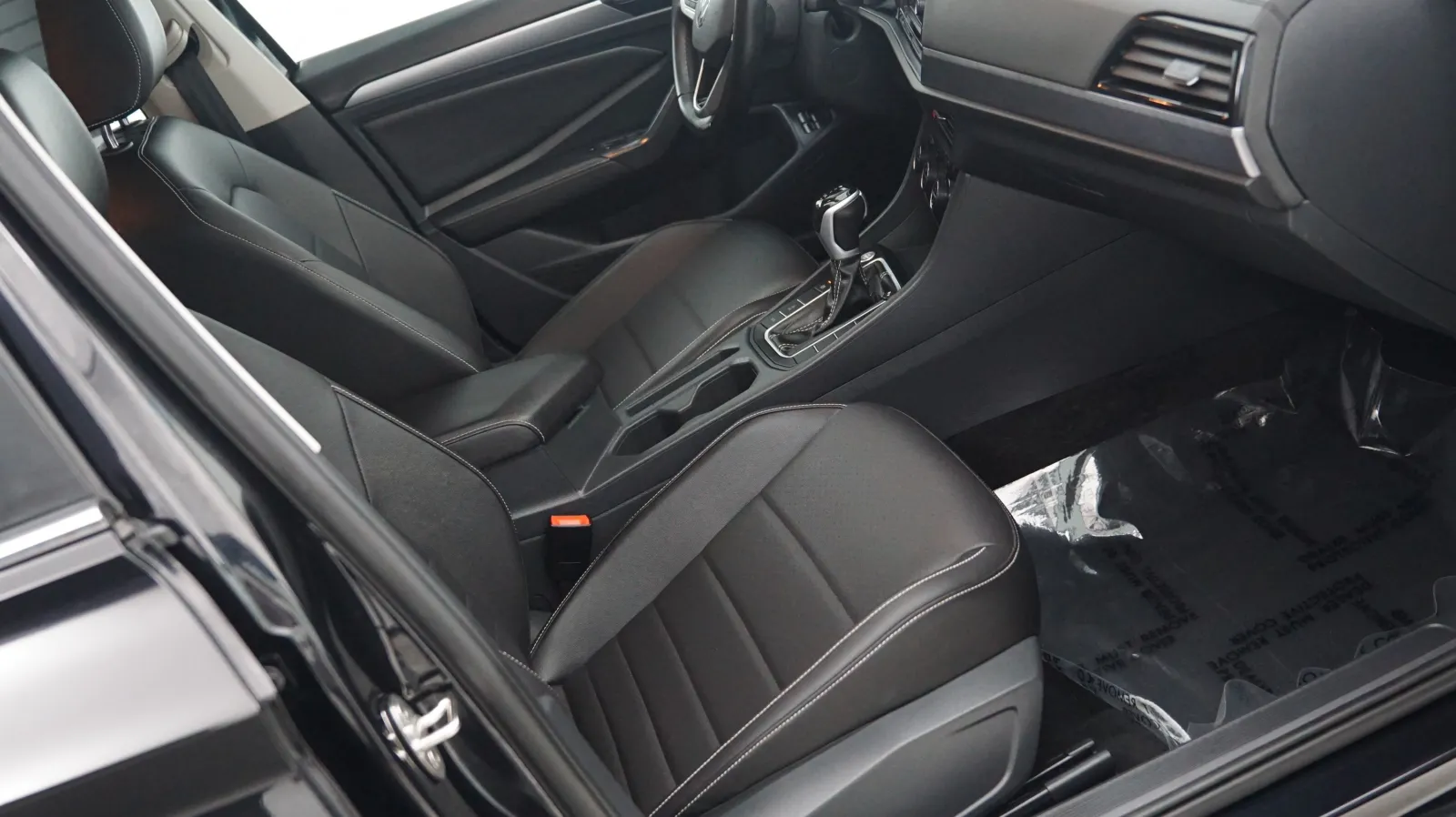 More photos of 2024 Volkswagen Jetta SE at Auto City, CA