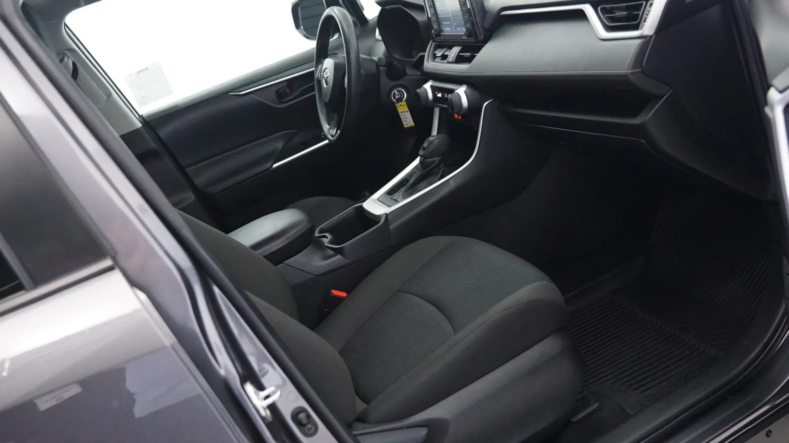 More photos of 2022 Toyota RAV4 LE at Auto City, CA