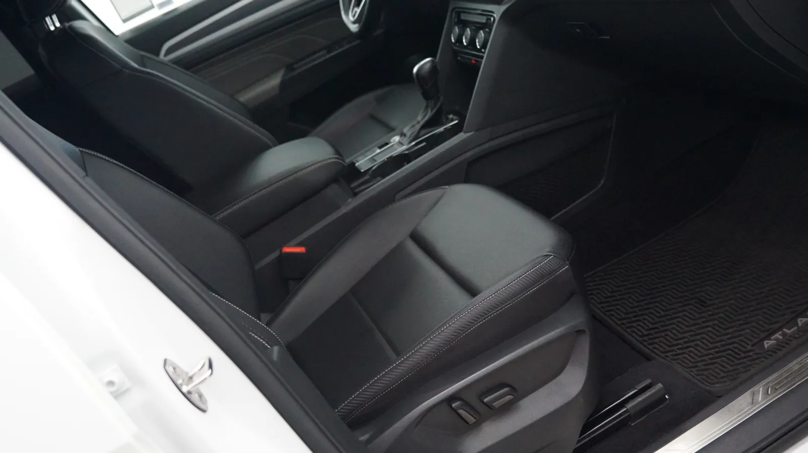 More photos of 2021 Volkswagen Atlas Cross Sport 3.6L V6 SEL R-Line at Auto City, CA