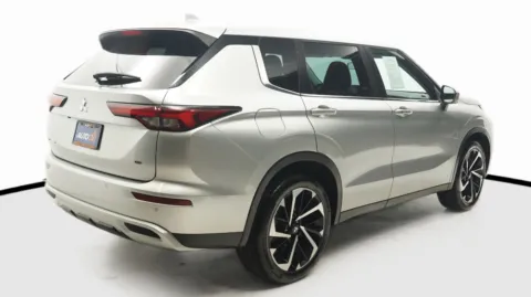 More photos of 2023 Mitsubishi Outlander SE at Auto City, CA