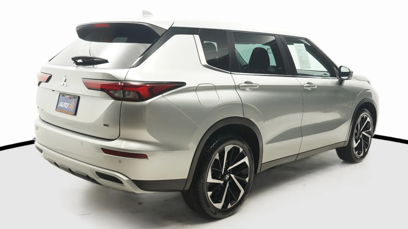 More photos of 2023 Mitsubishi Outlander SE at Auto City, CA