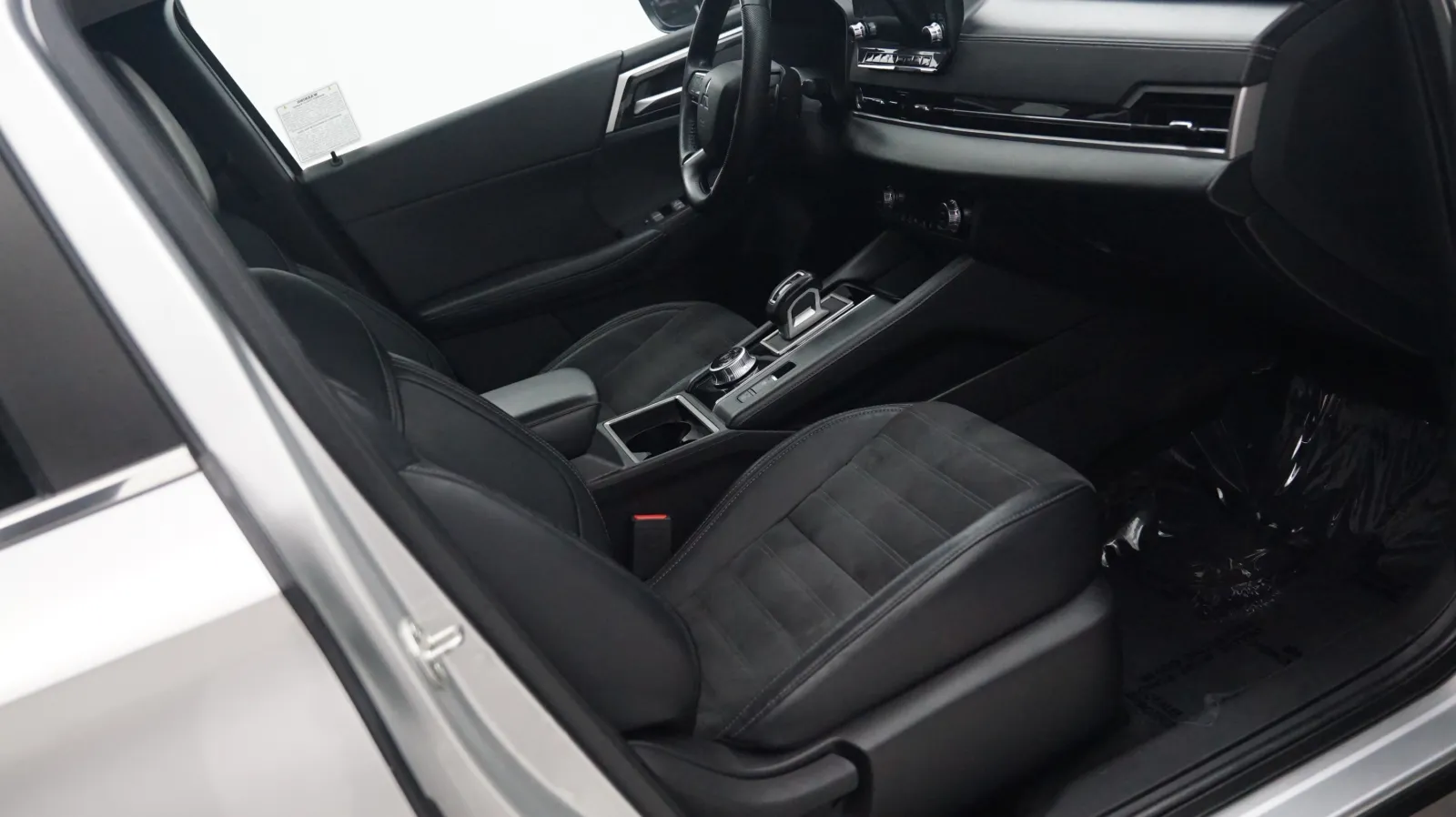 More photos of 2023 Mitsubishi Outlander SE at Auto City, CA