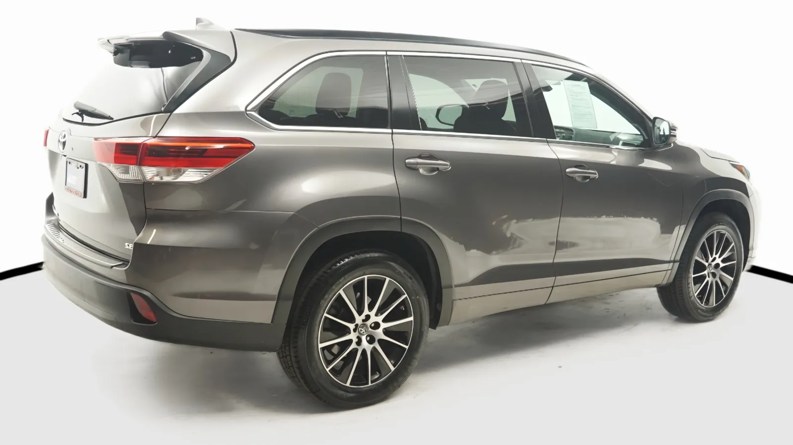 More photos of 2018 Toyota Highlander SE at Auto City, CA