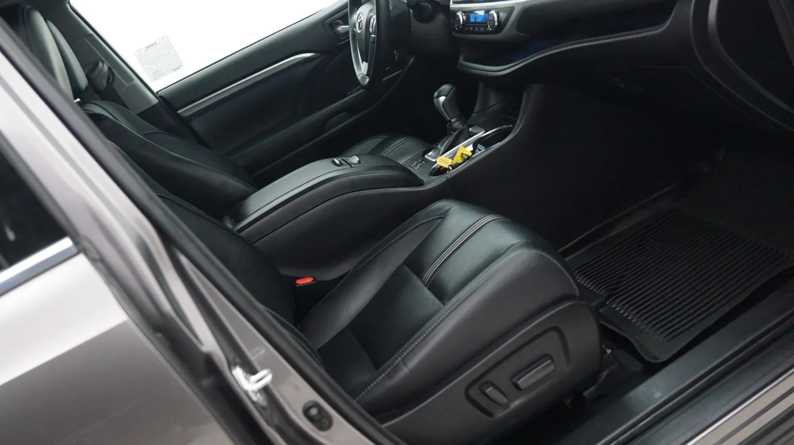 More photos of 2018 Toyota Highlander SE at Auto City, CA