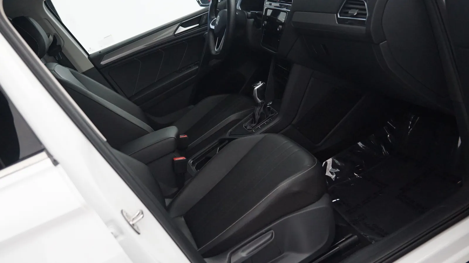 More photos of 2023 Volkswagen Tiguan SE at Auto City, CA