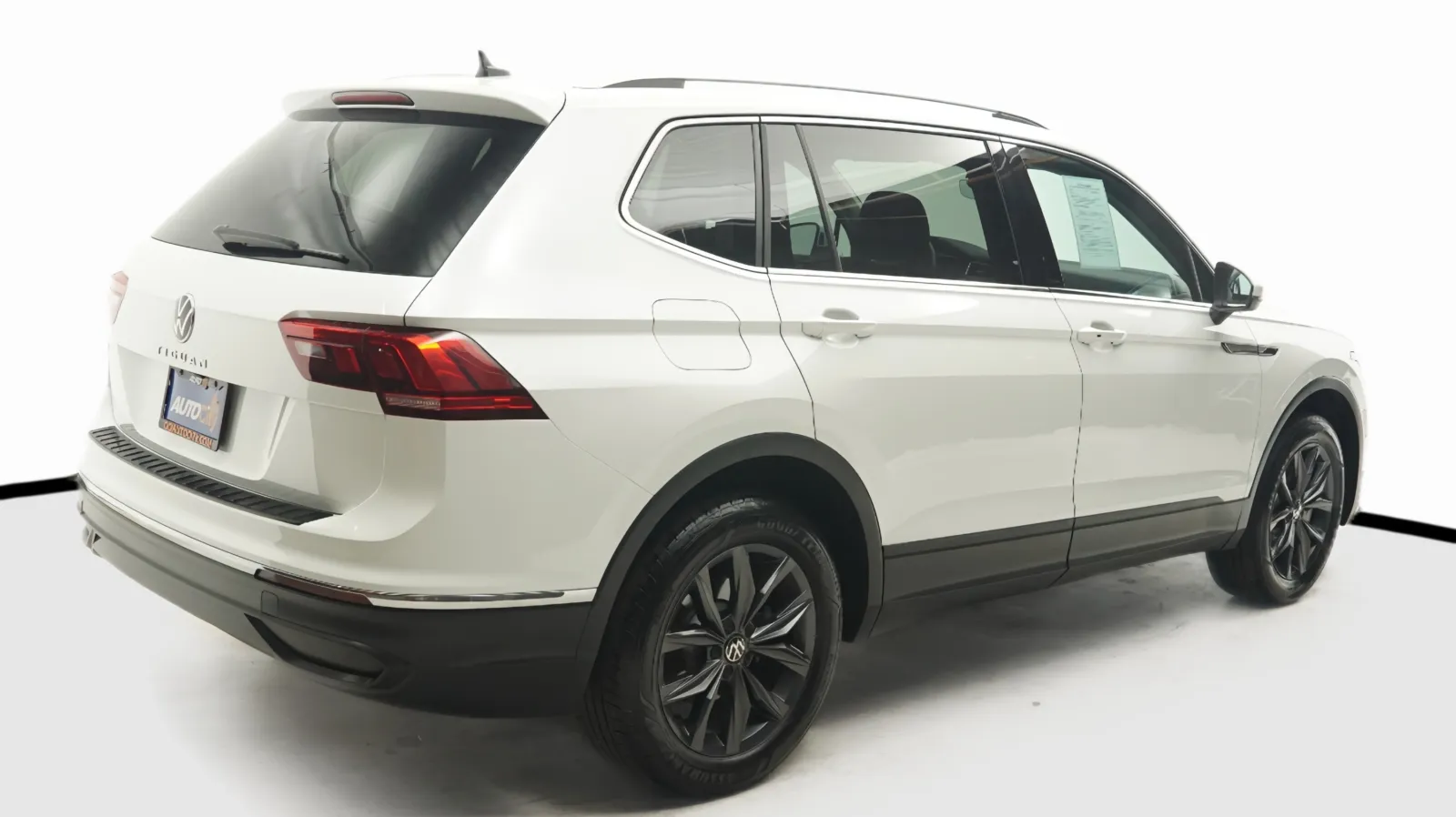 More photos of 2023 Volkswagen Tiguan SE at Auto City, CA