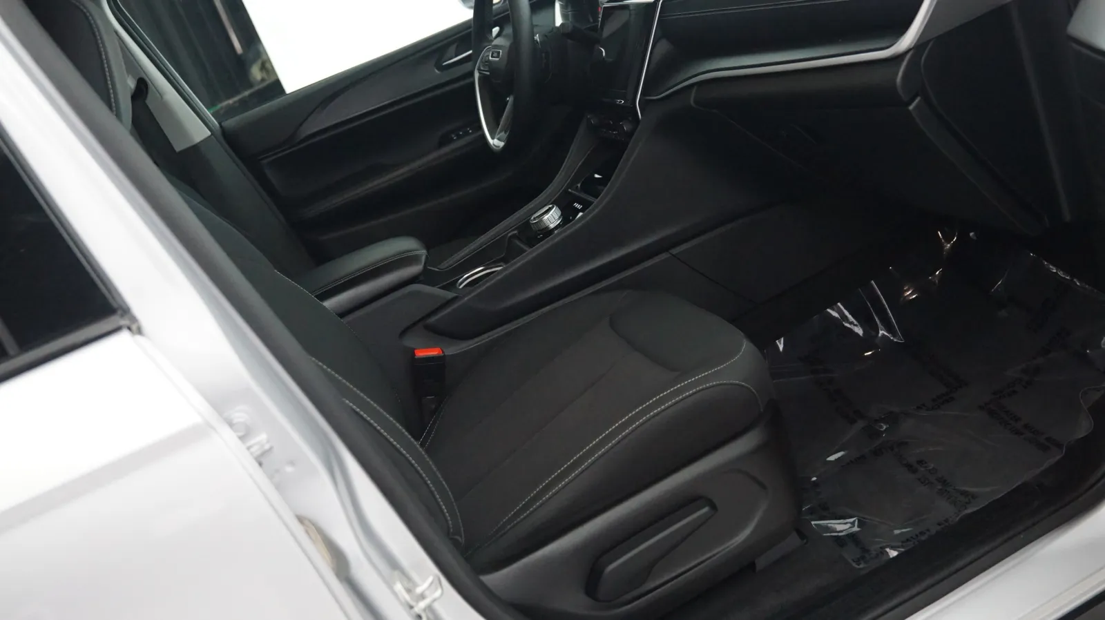 More photos of 2023 Jeep Grand Cherokee Laredo at Auto City, CA