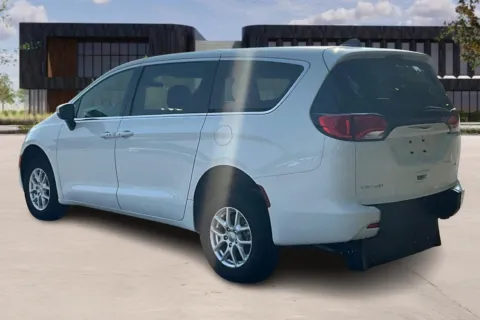 More photos of 2022 Chrysler VOYAGER LX at Master's Transportation - Nashville, IN