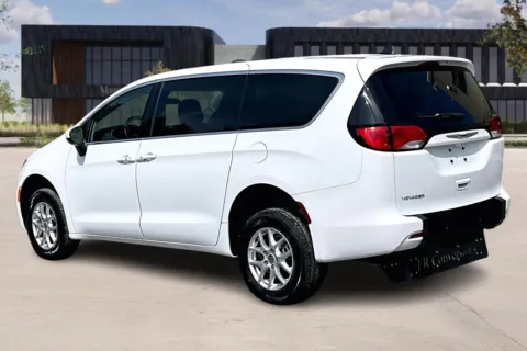 More photos of 2022 Chrysler VOYAGER LX at Master's Transportation - Nashville, IN