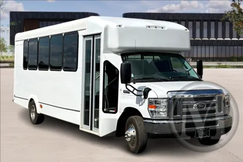 White 2017 Ford E450 for sale in Capitol Heights, MD