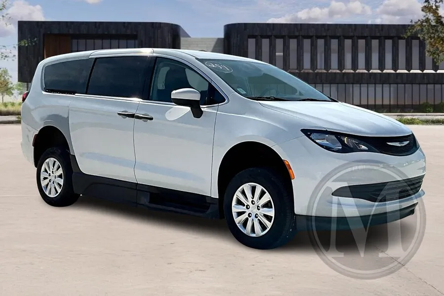 White 2020 Chrysler Voyager LX for sale in Kansas City, MO