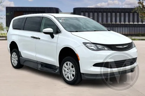 White 2020 Chrysler Voyager LX for sale in Kansas City, MO