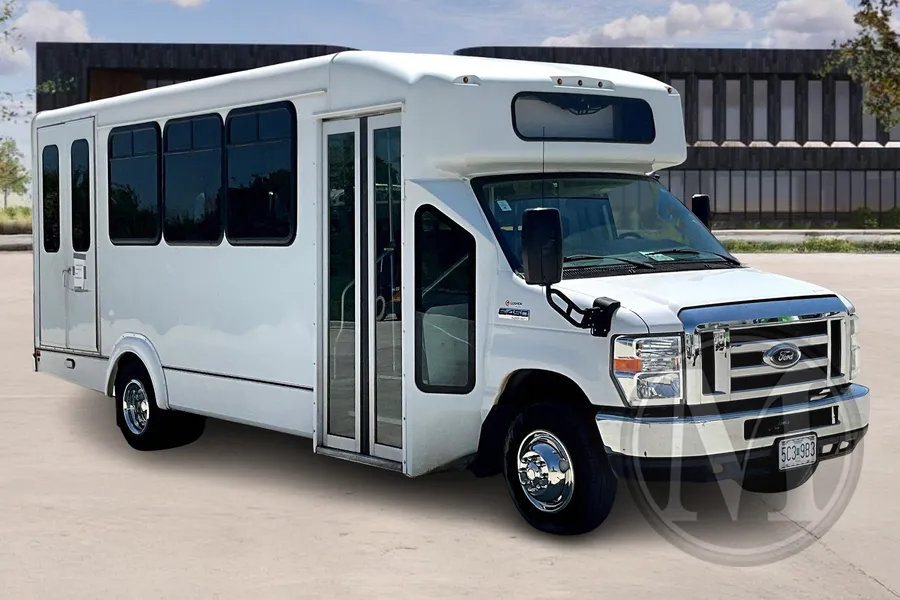 White 2019 Ford E450 for sale in Kansas City, MO