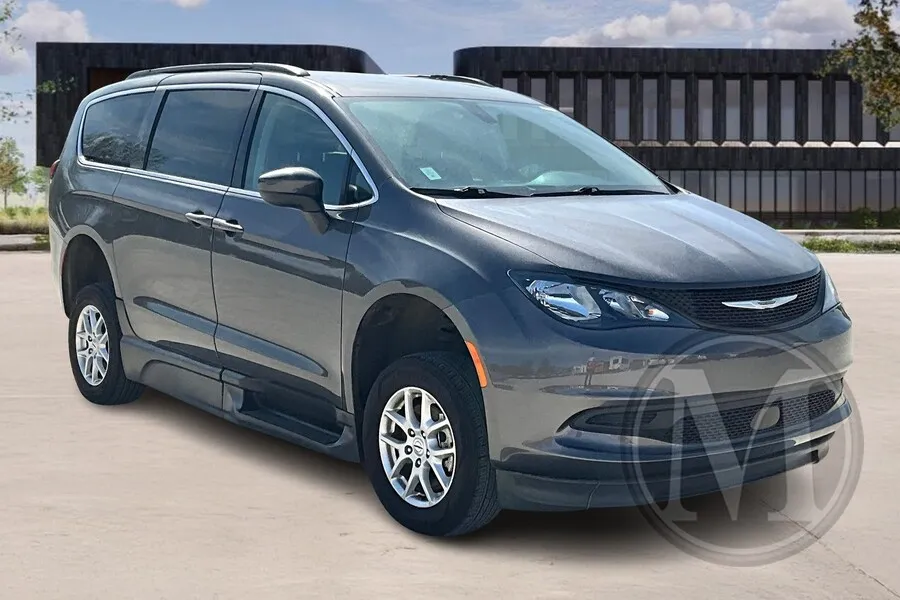 Gray 2021 Chrysler VOYAGER for sale in Kansas City, MO