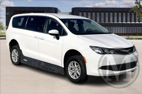 White 2020 Chrysler VOYAGER LX for sale in Kansas City, MO