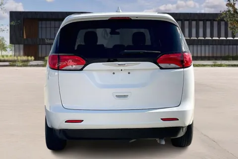 More photos of 2020 Chrysler VOYAGER LX at Master's Transportation - Kansas City, MO