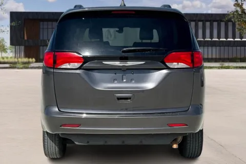 More photos of 2021 Chrysler VOYAGER LXi at Master's Transportation - Kansas City, MO