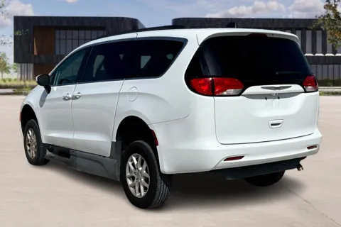 More photos of 2021 Chrysler VOYAGER LXi at Master's Transportation - Kansas City, MO