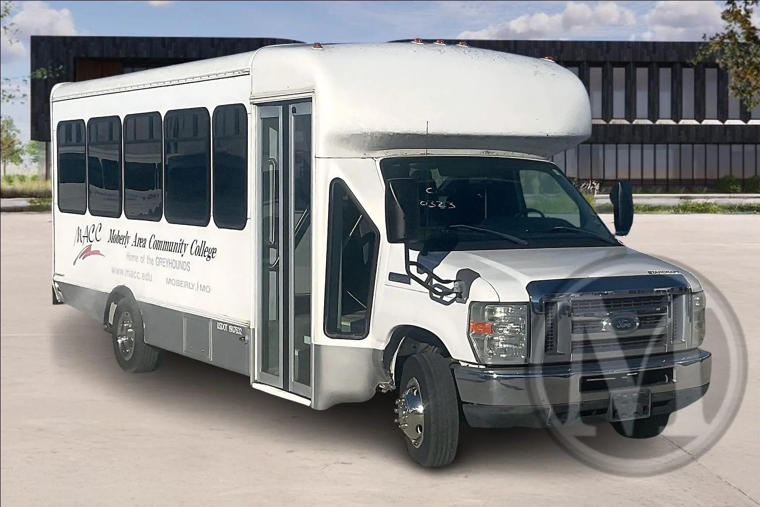 White 2009 Ford E450 for sale in Kansas City, MO