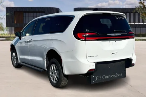 More photos of 2024 Chrysler PACIFICA at Master's Transportation - Kansas City, MO