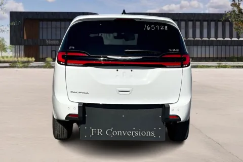More photos of 2024 Chrysler PACIFICA at Master's Transportation - Kansas City, MO