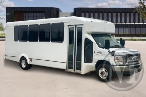 White 2019 Ford E450 for sale in Kansas City, MO
