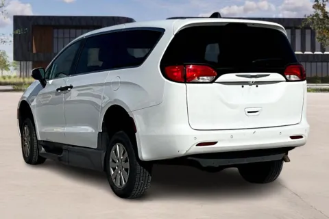 More photos of 2020 Chrysler VOYAGER at Master's Transportation - Kansas City, MO