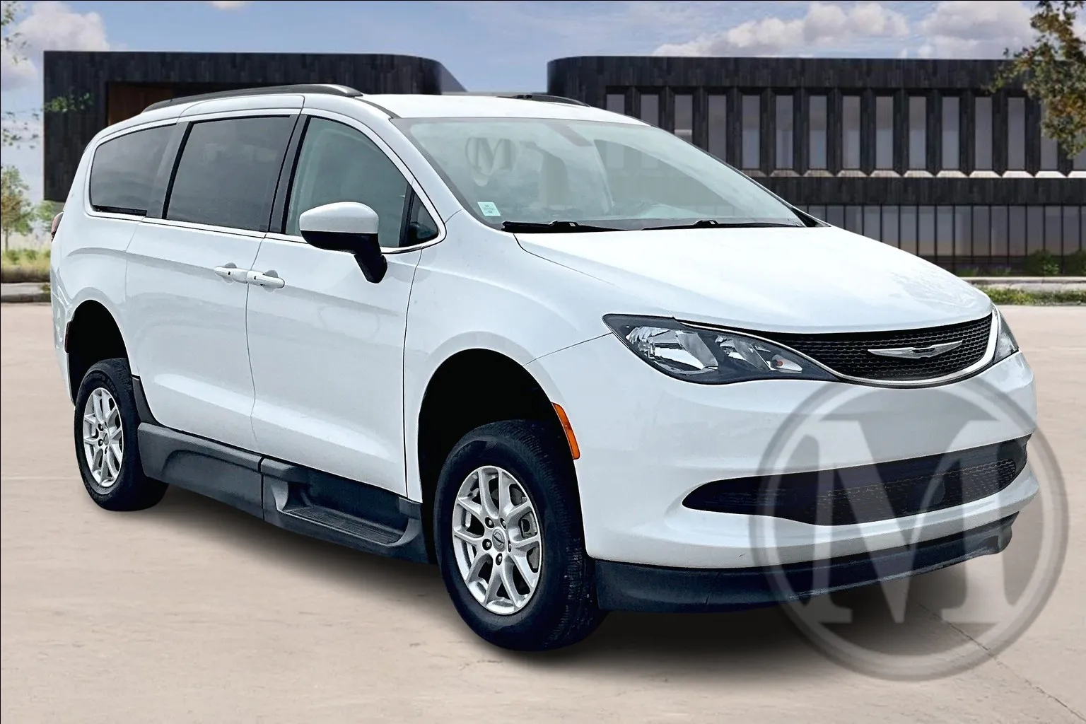 White 2021 Chrysler VOYAGER for sale in Kansas City, MO