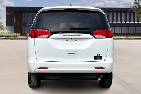 More photos of 2021 Chrysler VOYAGER at Master's Transportation - Kansas City, MO