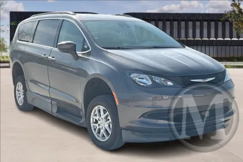 Gray 2021 Chrysler VOYAGER for sale in Kansas City, MO