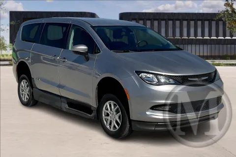 Silver 2021 Chrysler VOYAGER for sale in Kansas City, MO
