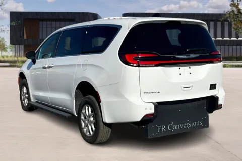 More photos of 2024 Chrysler PACIFICA at Master's Transportation - Kansas City, MO