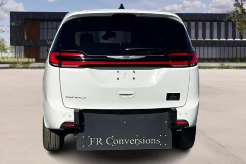 More photos of 2024 Chrysler PACIFICA at Master's Transportation - Kansas City, MO