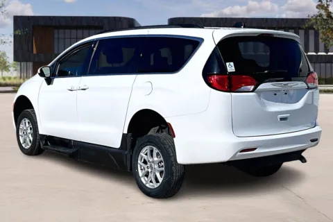 More photos of 2021 Chrysler VOYAGER LXi at Master's Transportation - Kansas City, MO